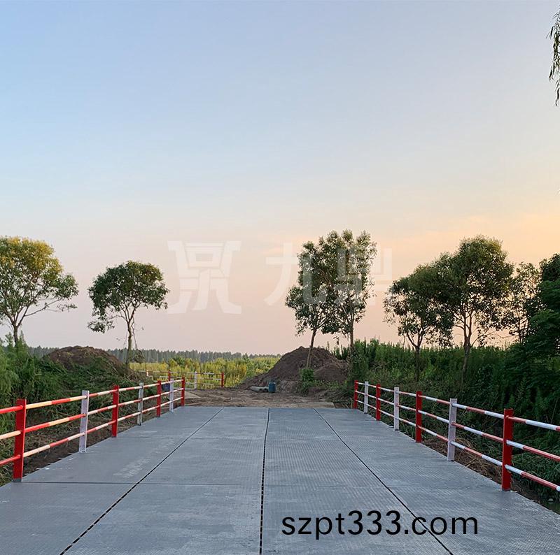貝雷(lei)鋼(gang)便橋架(jia)設(she)完(wan)成(cheng)后(hou)由(you)技術人員(yuan)進(jin)行一(yi)次(ci)全麵檢査(zha)