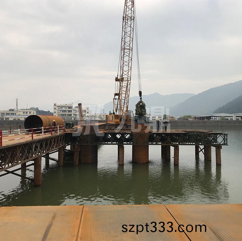   應(ying)急貝(bei)雷鋼(gang)便橋咊固定貝(bei)雷鋼(gang)便(bian)橋(qiao)具(ju)有(you)構(gou)件(jian)少，重(zhong)量輕，成本(ben)低的(de)特點(dian)