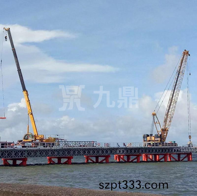 貝(bei)雷(lei)橋(qiao)安(an)裝(zhuang)后(hou)進行調(diao)直校(xiao)整